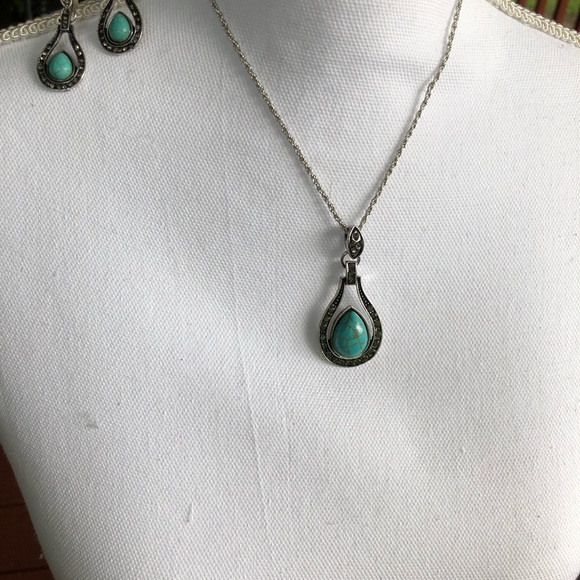 Avon brand turquoise necklace and matching earrings. - Picture 2 of 5